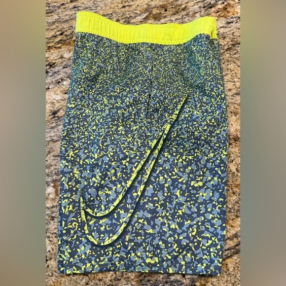 Nike Swim Trunks Mens Medium Green Yellow 9 in Inseam Shorts Pockets Mesh Lined - Picture 3 of 12